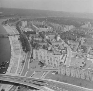 Dr.-Rudolf-Friedrichs-Brücke (Carolabrücke) am Südufer der Elbe in Dresden : Blickrichtung Osten zur Pirnaischen Vorstadt und nach Dresden-Johannstadt