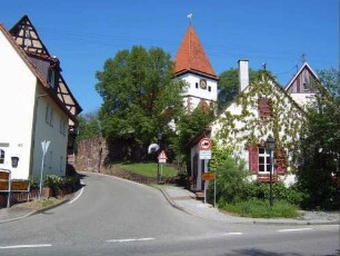 Ansicht von Südosten mit Kirche (im Kern Spätromanisch) über Kirchhofmauer in erhöhter Lage am Ortsrand