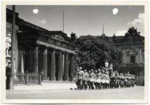 Berlin, Ehrenmal, Ablösung der Wache