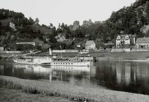 Rathen-Niederrathen, Ortsteilansicht mit Altrathen, Erbgericht, Rosengarten und Bad. Blick von Süden über die Elbe mit Personen-Seitenraddampfer "Leipzig" (1929, Werft Laubegast) gegen Talwächter und Lokomotive
