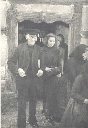 Kirchgangstracht in Bluno : Kleidung - Hoyerswerdaer Tracht. Ort: Bluń / Bluno. Kirchgangstracht.