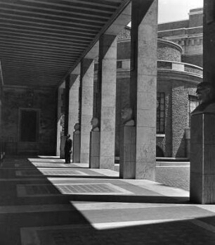 Rom. Casa madre dei Mutilati (1928/1936; M. Piacentini). Linker Flügel der Rückseite mit Pfeiler, Fresken und Büsten