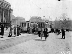 Leipzig: Straßenbahn vor Hauptbahnhof Osthalle