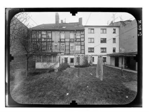 Wismar-Altstadt, Bademutterstraße. Wohnhäuser. Hofansicht über den Wäschetrockenplatz
