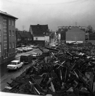 Hagenstraße: Abriss von Häusern für Neubau der Kreissparkasse Stormarn: Blick von Rathaus: vorn rechts Bauschutthaufen: links parkende Pkws und Altbau der Kreissparkasse: dahinter Wohn- und Geschäftshäuser
