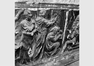 Blick auf den "Kulturgeschichtlichen Fries" von Otto Geyer im Treppenhaus der Nationalgalerie