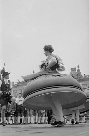 Darbietung einer Volkstanzgruppe auf dem Augustusplatz anlässlich des II. Deutschen Turn- und Sportfestes
