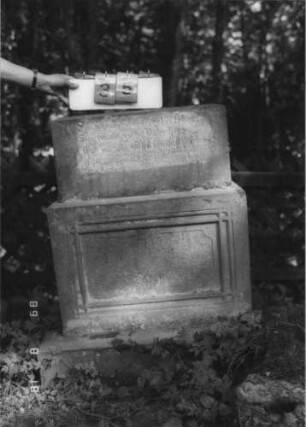 Grabstein 35 (Index: 100109177) Material: Sandstein Zustand: nur Sockel erhalten, leicht verwittert Maße HxBxT: 110x67x38 cm Beschreibung: nur getreppter Sockel erhalten: Grabstein 35