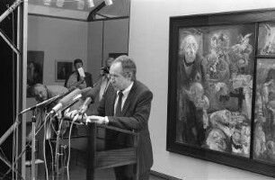 Ausstellungen : Ausstellungen: Kunstausstellungen. Eröffnung der Ausstellung "Zeitvergleich 88" im ehemaligen AEG-Fabrikgebäude in Berlin-Wedding: Prof. Dr. Ulrich Eckhardt, Intendant der Berliner Festspiele, bei seiner Rede; dahinter ein Gemälde des Malers Bernhard Heisig (1925-2011)