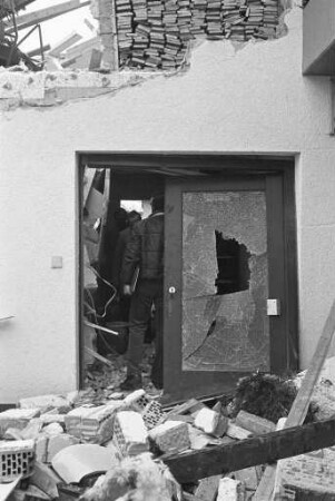 Explosion im Hinterhofanbau des gewerblich genutzten Gebäudes Weingartener Straße 29 in Grötzingen