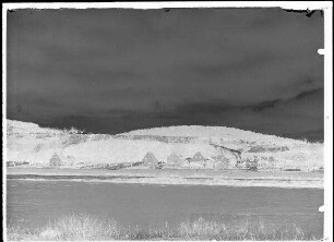 Staustufe Himmelstadt. Ansicht des Maines mit Blick auf Gebäude (vermutlich von Himmelstadt) am gegenüberliegenden Ufer.