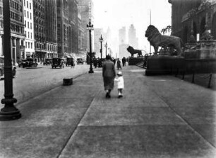 Michigan Avenue : Blick in eine Straße mit Fußgängerwegen, Automobilen und Hochhäusern