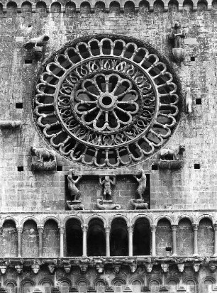 Assisi. San Rufino (um 1140/1228; Giovanni da Gubbio). Rundbogen-Galerie und Rosette