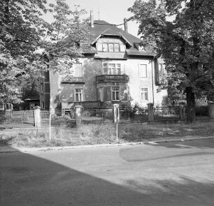 Chemnitz-Altendorf. Villa (um 1900/1920). Straßenansicht mit Einfriedung