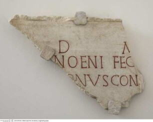 Tafelfragment mit Grabinschrift "D(is) M(anibus) // (Call)INOENI FEC(it)..."