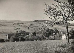 Kreischa-Quohren bei Possendorf südlich Dresden. Blick über die Häuser "Im Grunde" in südliche Richtung zur Quohrener Kippe (452 m)