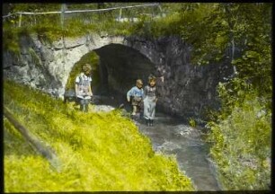Langenhennersdorf, Dorfbach : Langenhennersdorf. Kinder spielen am Bach