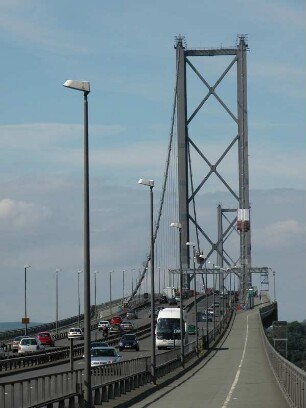 Firth of Forth : Mautpflichtige Autobahnbrücke über den Firth of Forth nahe Edinburgh. Aufgenommen im Juni 2005. Foto Uwe Gerig
