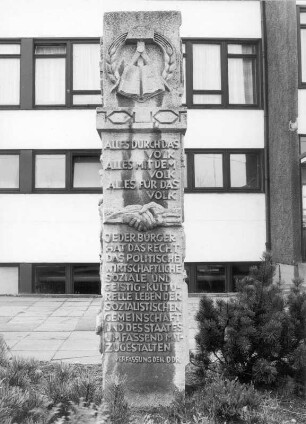 Heidenau. Stele mit Symbolen und mit Sprüchen aus der Verfassung der DDR vor der Betriebsberufsschule "Siegfried Rädel"