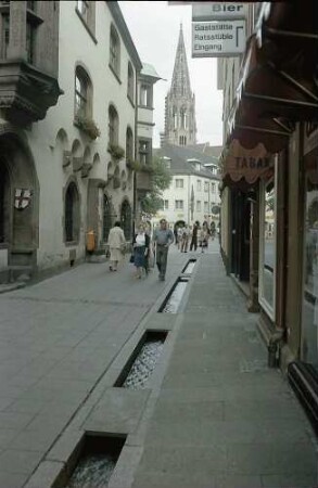 Freiburg i. Br.: Rathausgasse mit Bächle und Münsterturmblick