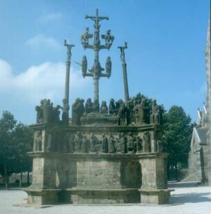 Plougastel-Daoulas. Größte Calvaires der Bretagne, umfaßt zwanzig Szenen mit 180 Figuren