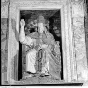 Grabmal Papst Pauls IV., Sitzstatue Pauls IV.