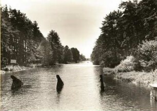 Röder bei Zabeltitz. Blick von der Brücke am Gabelwehr nach Süden (flußaufwärts) auf den angestauten Fluß. Vorn Eisbrecher