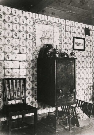 Gekacheltes Wohnzimmer in einem friesischen alten Bauernhaus bei Husum
