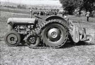 Massey-Ferguson Schlepper mit Halbraupe