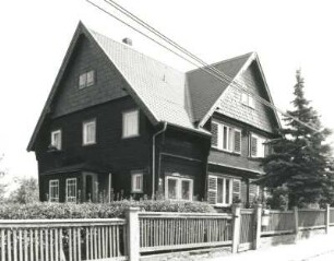 Dresden-Naußlitz, Alfred-Thiele-Straße 23/25. Doppelwohnhaus (um 1925) einer Holzhaussiedlung (Baugenossenschaft)