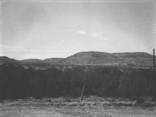 Berge : Abgerundete Berge nahe der Stadt Alpine in Texas.
