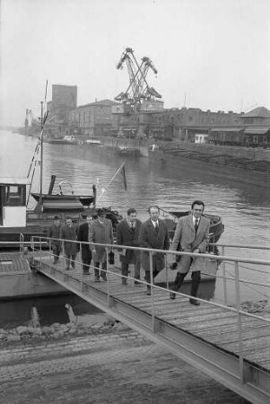 Informationsbesuch von Ingenieuren und Verwaltungsfachleuten aus Jugoslawien im Rheinhafen Karlsruhe
