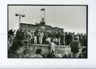 Berliner auf der Mauer am Brandenburger Tor