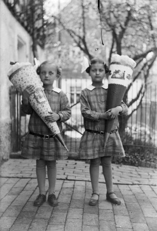 Mittelsachsen, Schulanfängerinnen : Mittelsachsen. Schulanfängerinnen mit ihren Zuckertüten