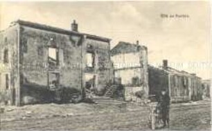 Soldat vor zerstörtem Haus in Ville au Montois
