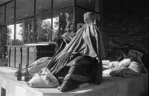 Aufstellung der Bronzeplastik "Lernende Mädchen" von Bildhauer Hans Graef vor der neuen Handelsschule am Ettlinger Tor (Friedrich-List-Schule).