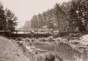 Röder bei Zabeltitz. Blick auf die Brücke und das Gabelwehr