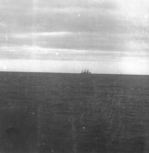 Blick vom Schiff auf offene See und weit entferntes Segelschiff