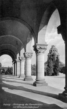 Leipzig: Säulengang des Krematoriums mit Völkerschlachtdenkmal