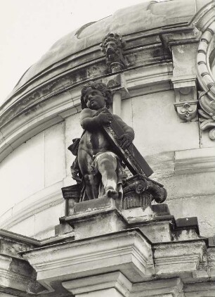 Dresden, Kunstakademie, Putto auf dem Gurtgesims des Rundateliers