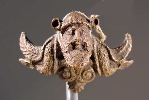 Applik (eines etruskischen Helms) mit Oberkörper eines geflügelten, bärtigen Dämons