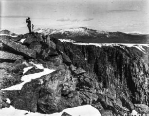 Am Hagerman Pass : Ein Mann auf dem Gipfel eines Berges nahe des Hagerman Passes, einem Bergpass in den Rocky Mountains.