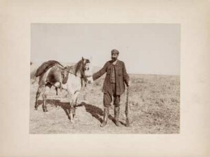 Expeditionsmitglied mit Pferd : Expeditionsmitglied mit Pferd am Zügel.