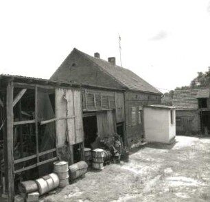 Neupetershain-Klein Görigk Nummer 2. Bauernhof (um 1910). Hof mit Geräteschuppen