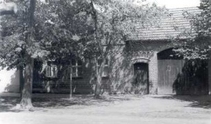Wohnhaus in Sabrodt : Bauwesen - Exterieur. Ort: Zabrod / Sabrodt. Linke Vorderfront des Hofes mit Ausgedinge und Torhaus.