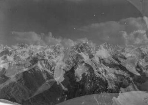 Gebirgslandschaft : Eine schneebedeckte Gebirgslandschaft im Tian Shan Hochgebirge