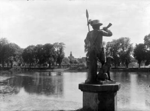 Piqueur mit Hund, Jagdschloss Moritzburg : Piqueur mit Hund, Jagdschloss Moritzburg. Blick über den Schlossteich nach Süden