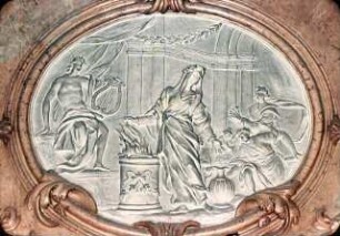 Trophäen und Reliefs mit mythologischen Szenen