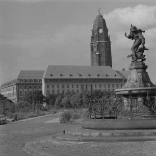 Dresden-Altstadt. Gänsediebbrunnen von Robert Diez (1878) und Rathaus
