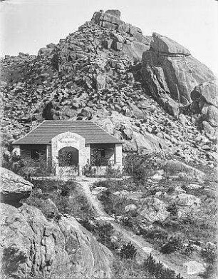Schutzhütte : Schutzhütte in den Bergen des Lao Shan Gebirges